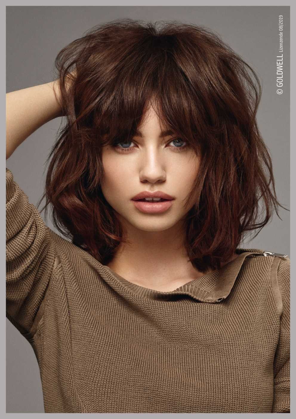 Стрижка Шегги на средние волосы с челкой