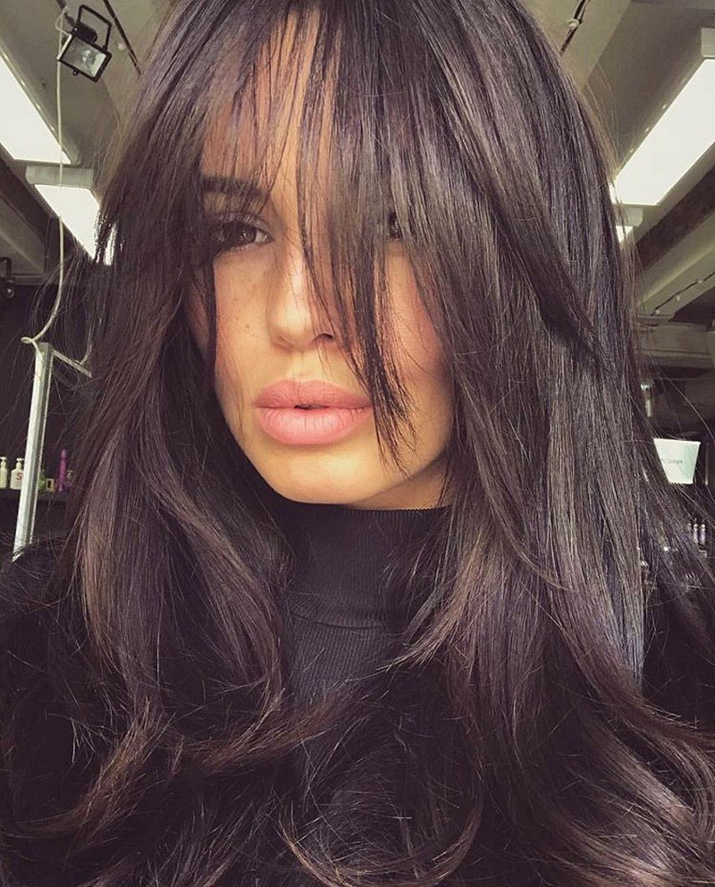 Волосы средней длинны с чёлкой