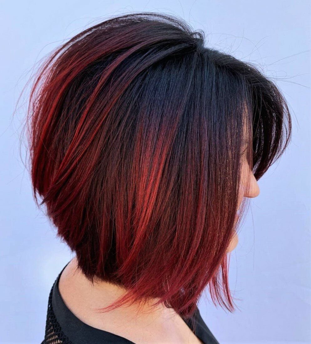 Пряди на темных волосах коротких