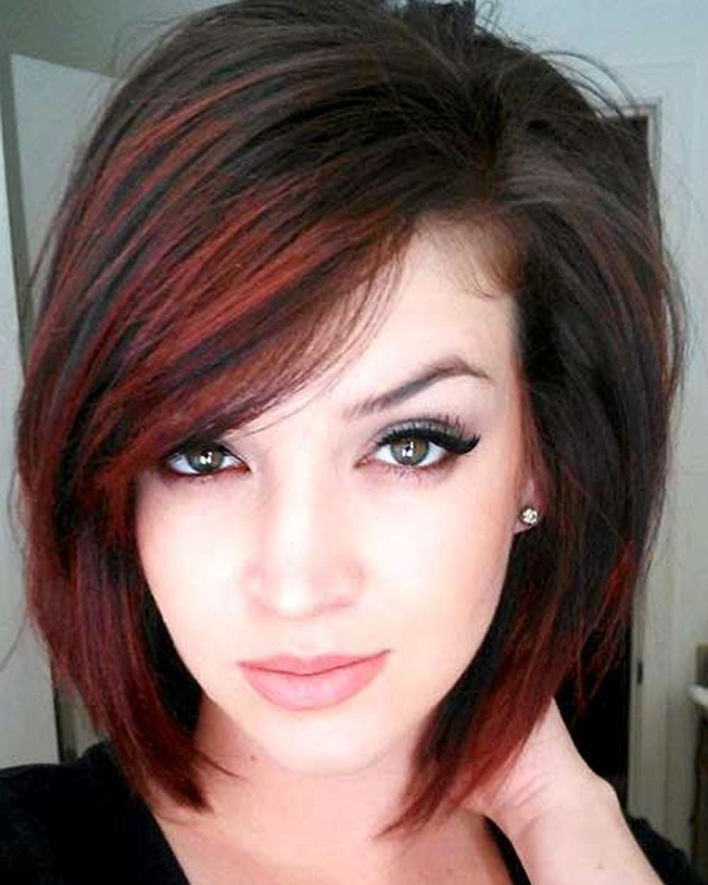 Градуированный Боб каре на средние темные волосы