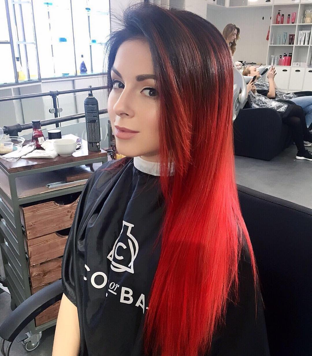 Аня Акулич с красными прядями