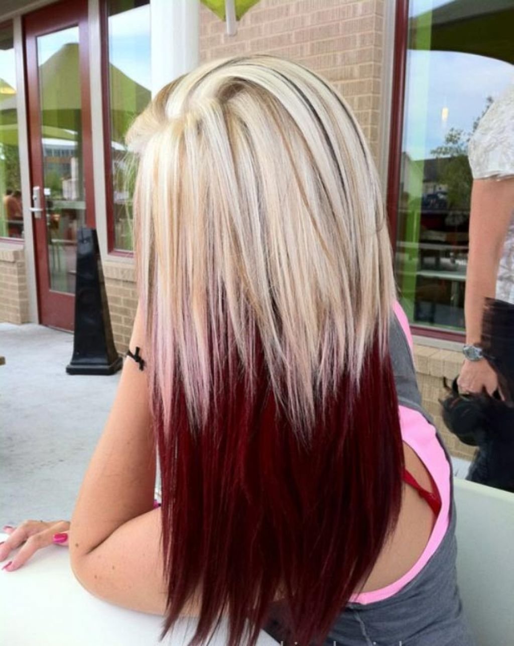 Красное мелирование на светлые длинные волосы