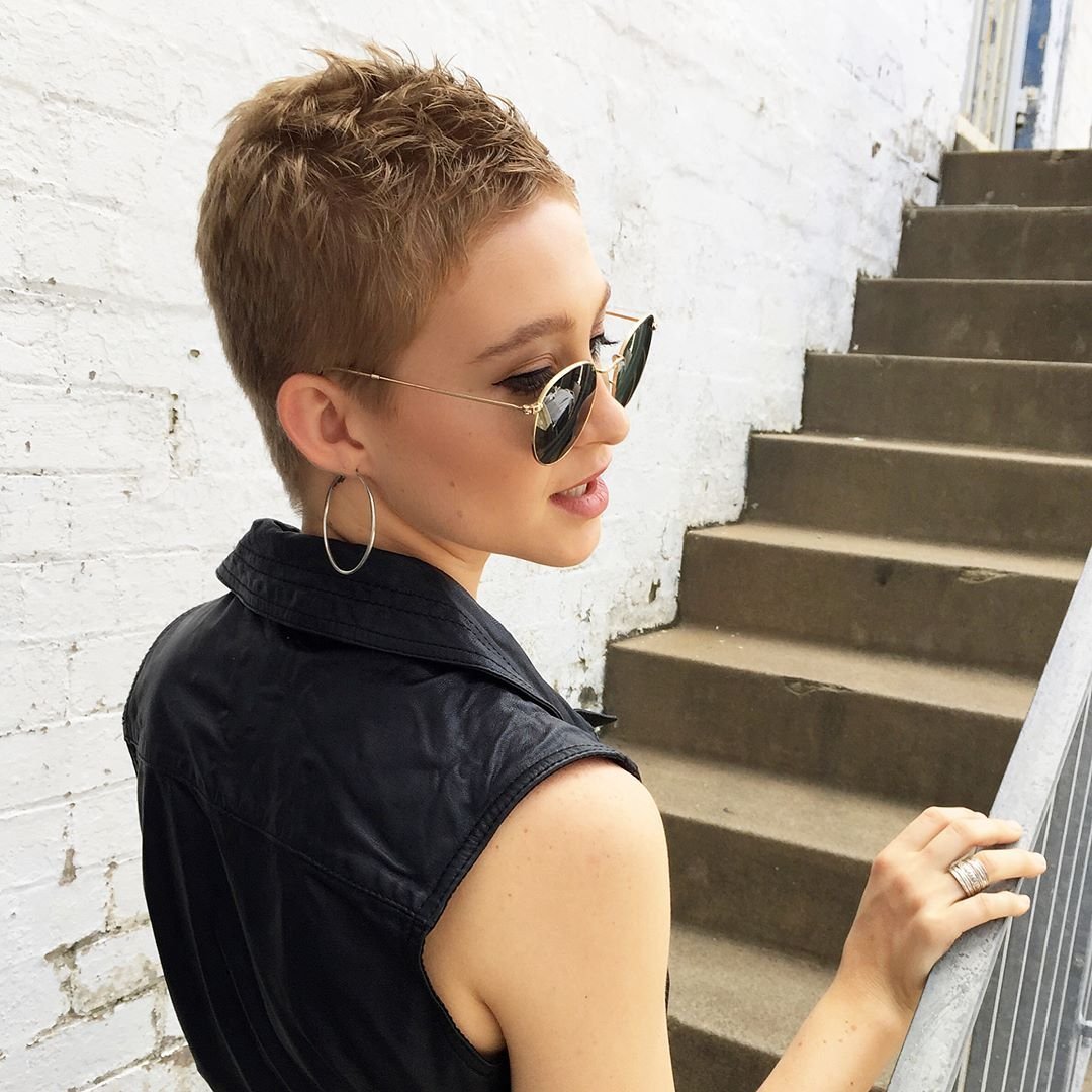 Ассиметричная стрижка на темные волосы