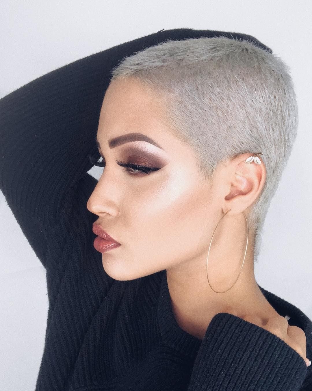 Модные стрижки на короткие черные волосы