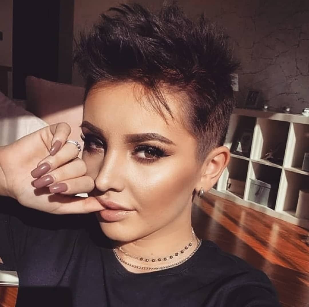 Ультракороткие стрижки на темные волосы