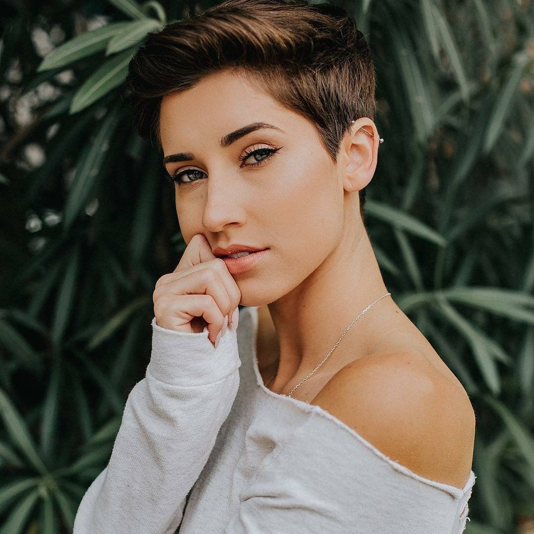 Ультракороткие женские стрижки брюнетки