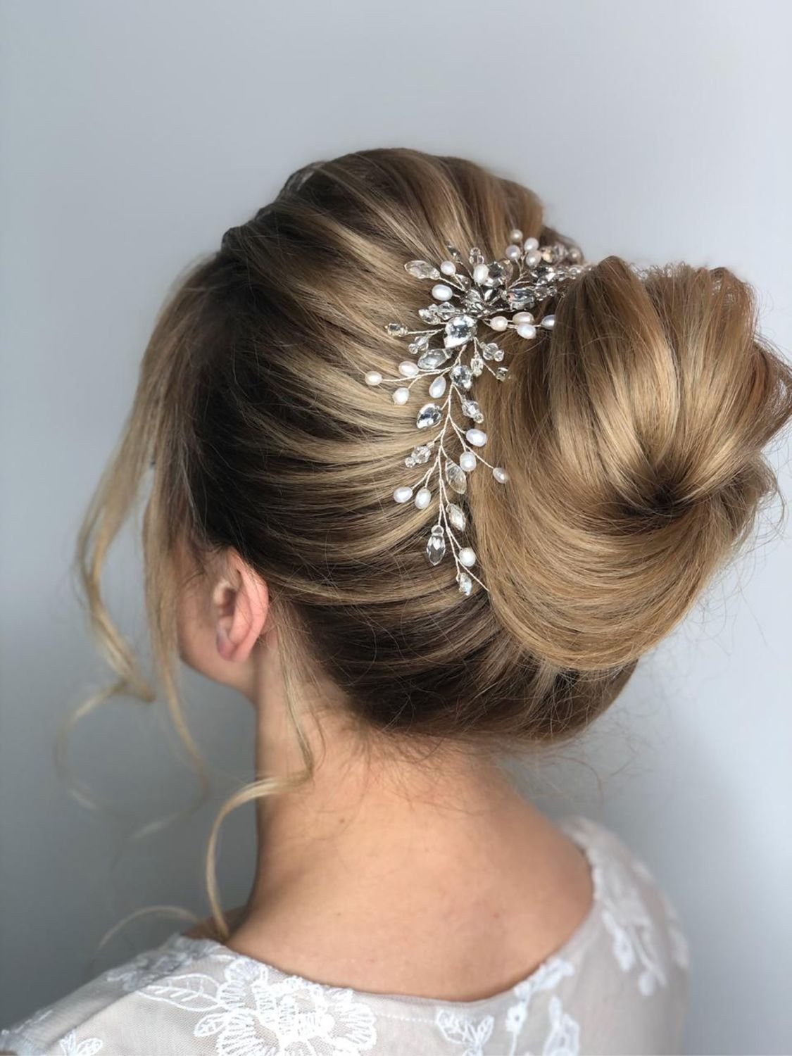 Стильные укладки на каре с заколками