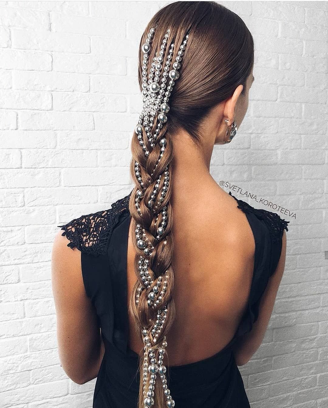 Укладка на средние волосы со стразами