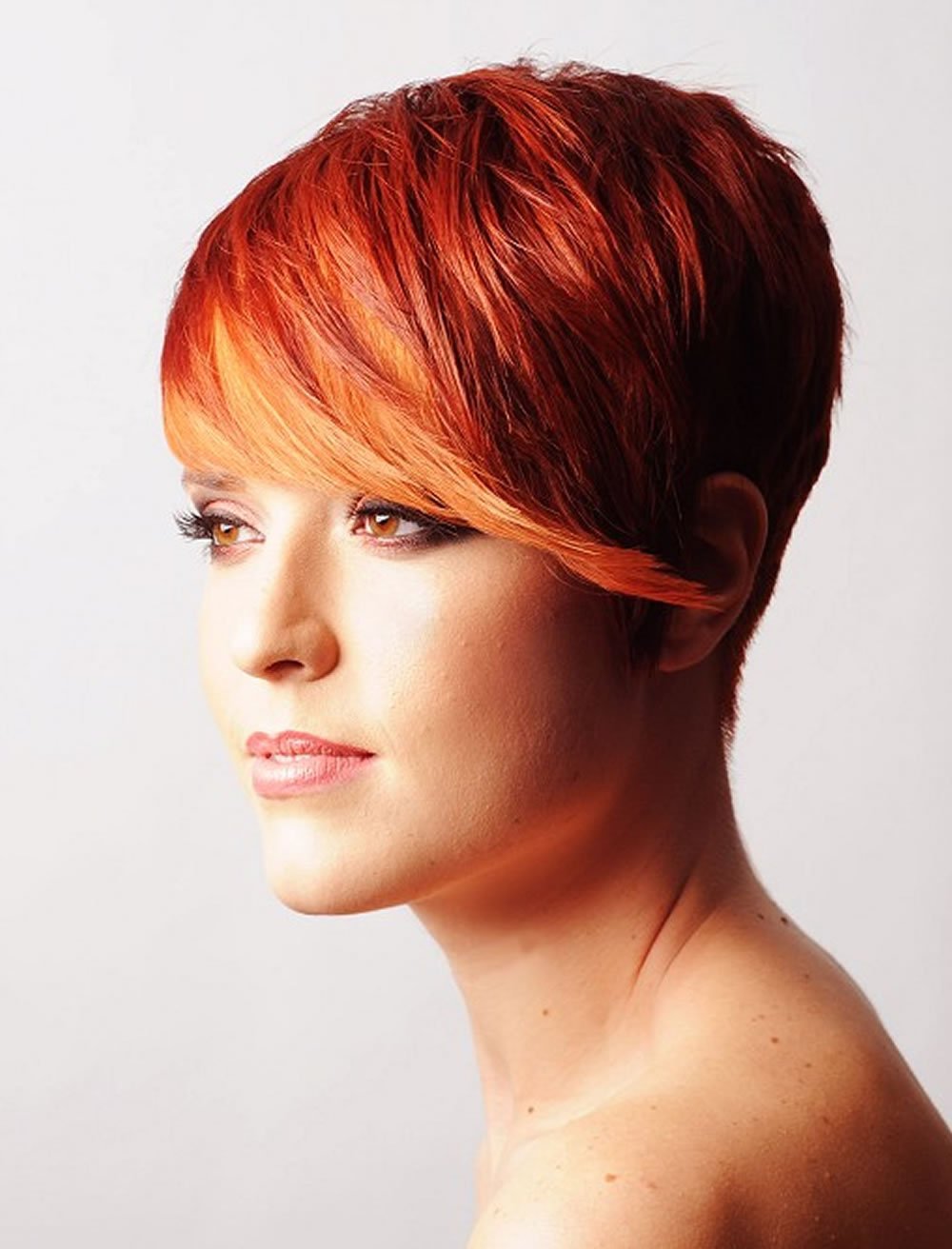 Рианна стрижка шапочка