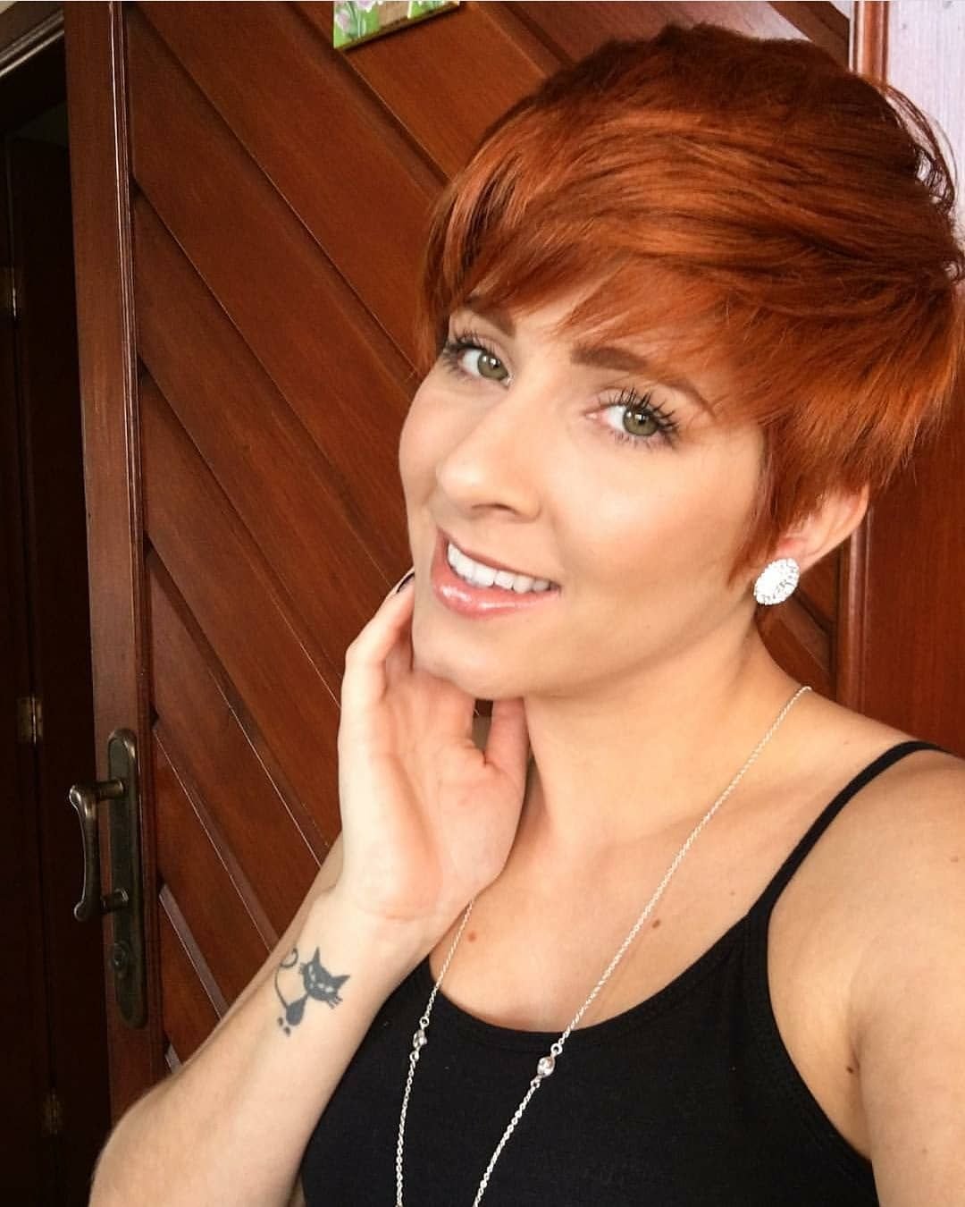 Рыжая короткая стрижка женская