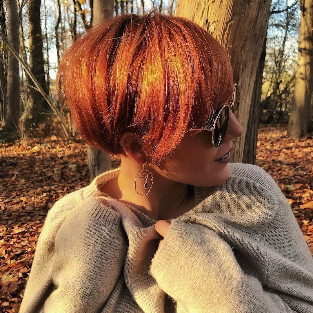 Рыжая девушка с короткими волосами