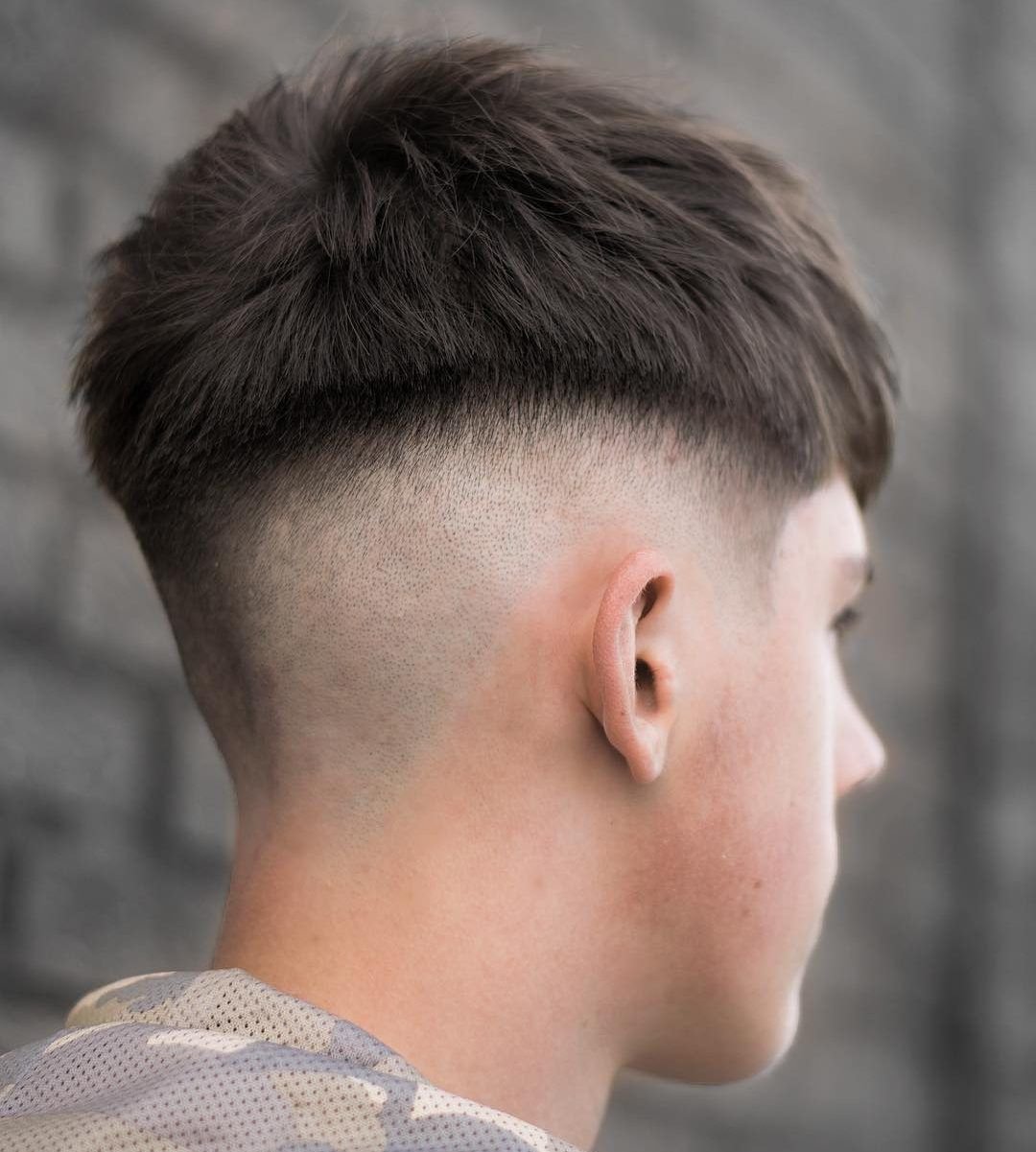 Мужская стрижка с бритым затылком