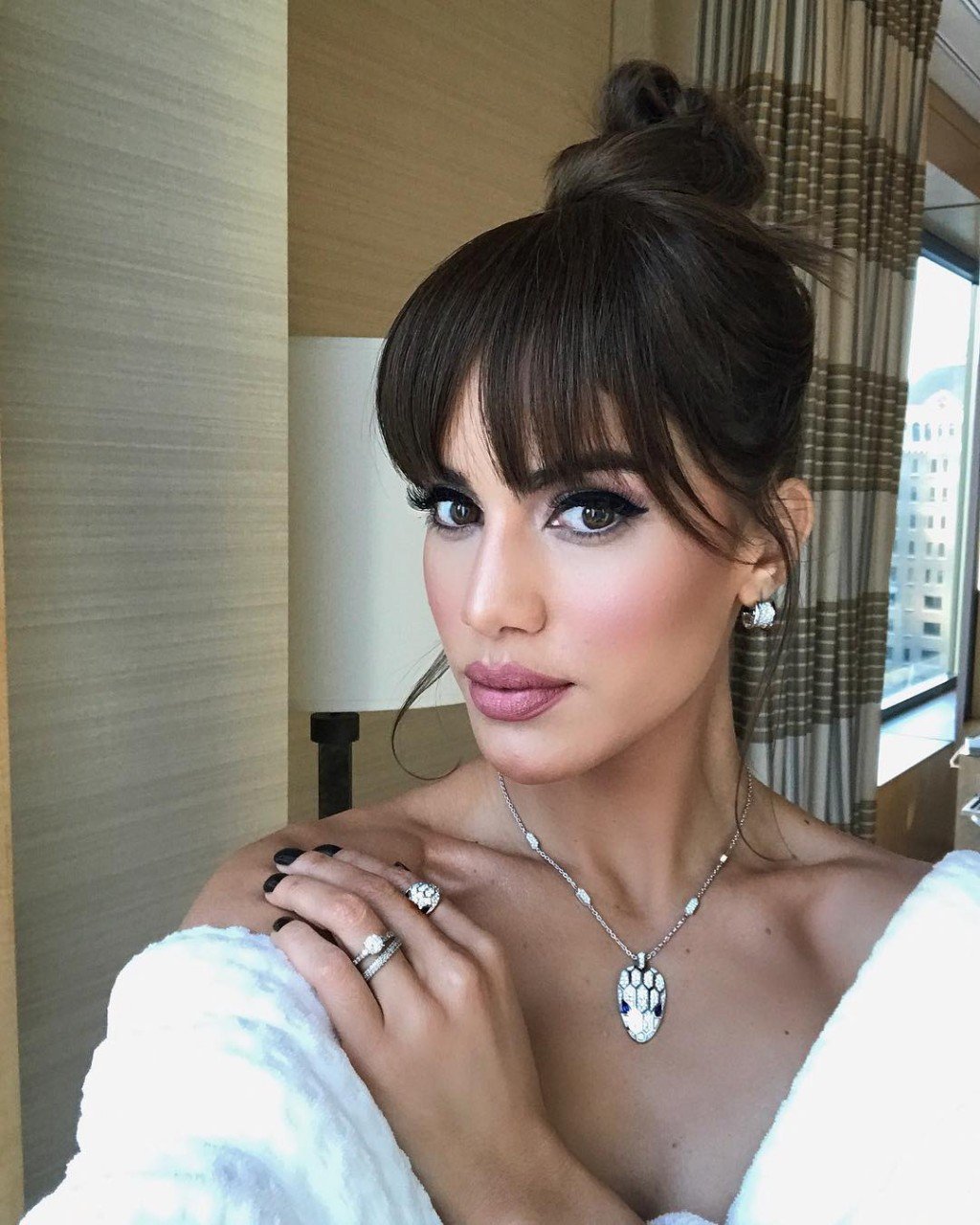 Камила Коэльо с челкой