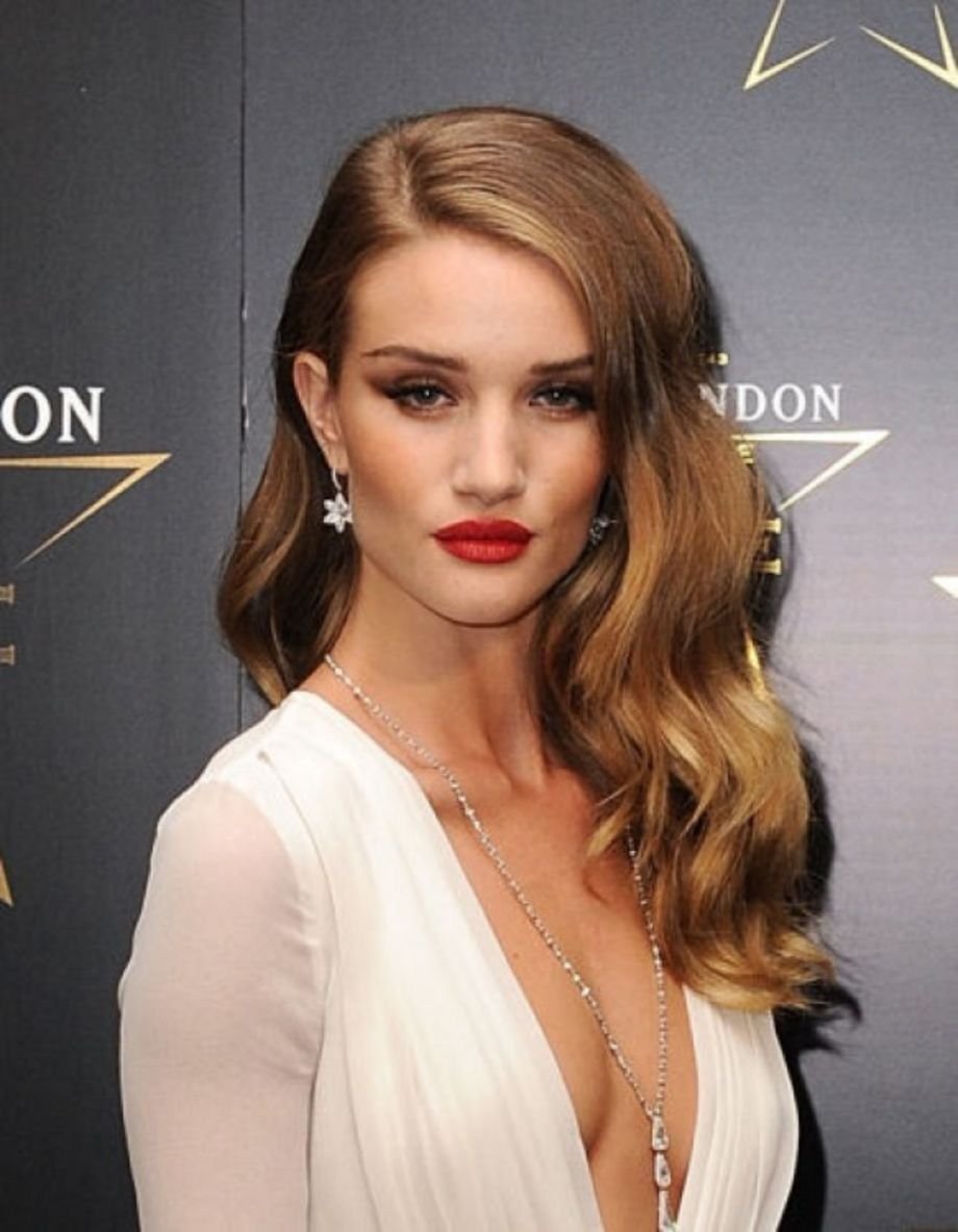 Роузи Хантингтон-Уайтли с челкой