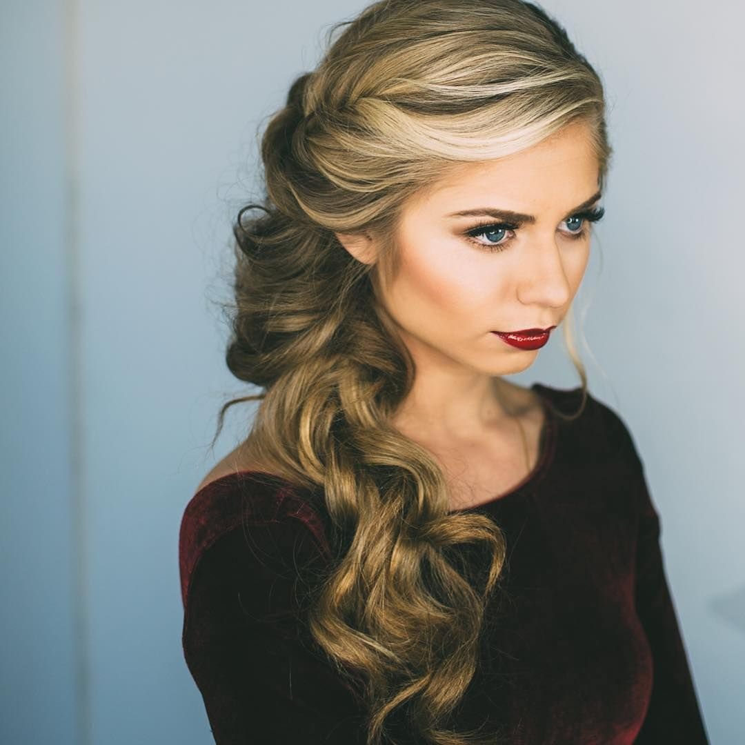 Прическа Локоны на один бок