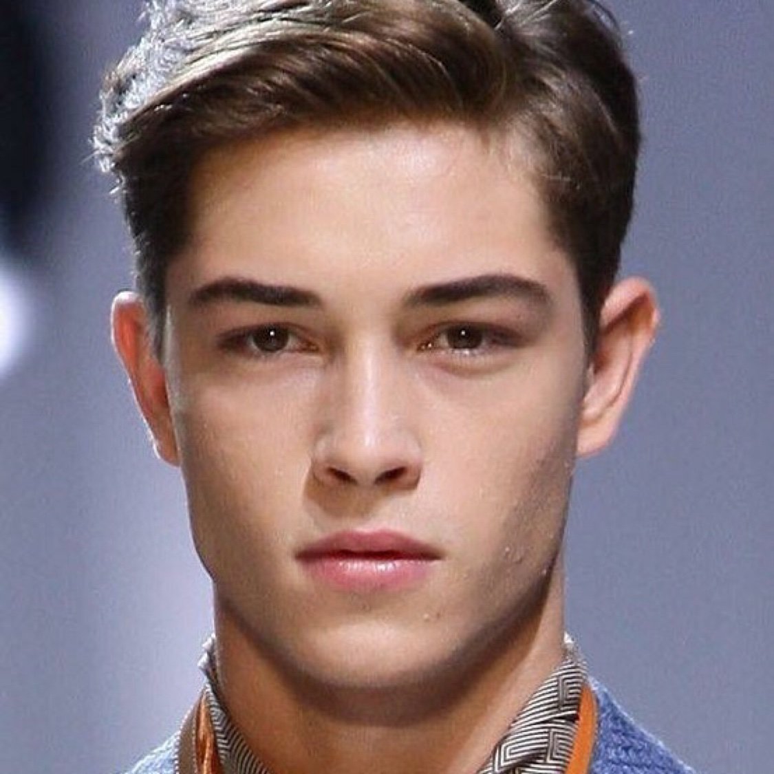 Причёска на бок мужская для подростков