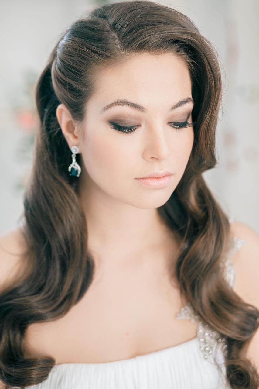 Прическа на один бок