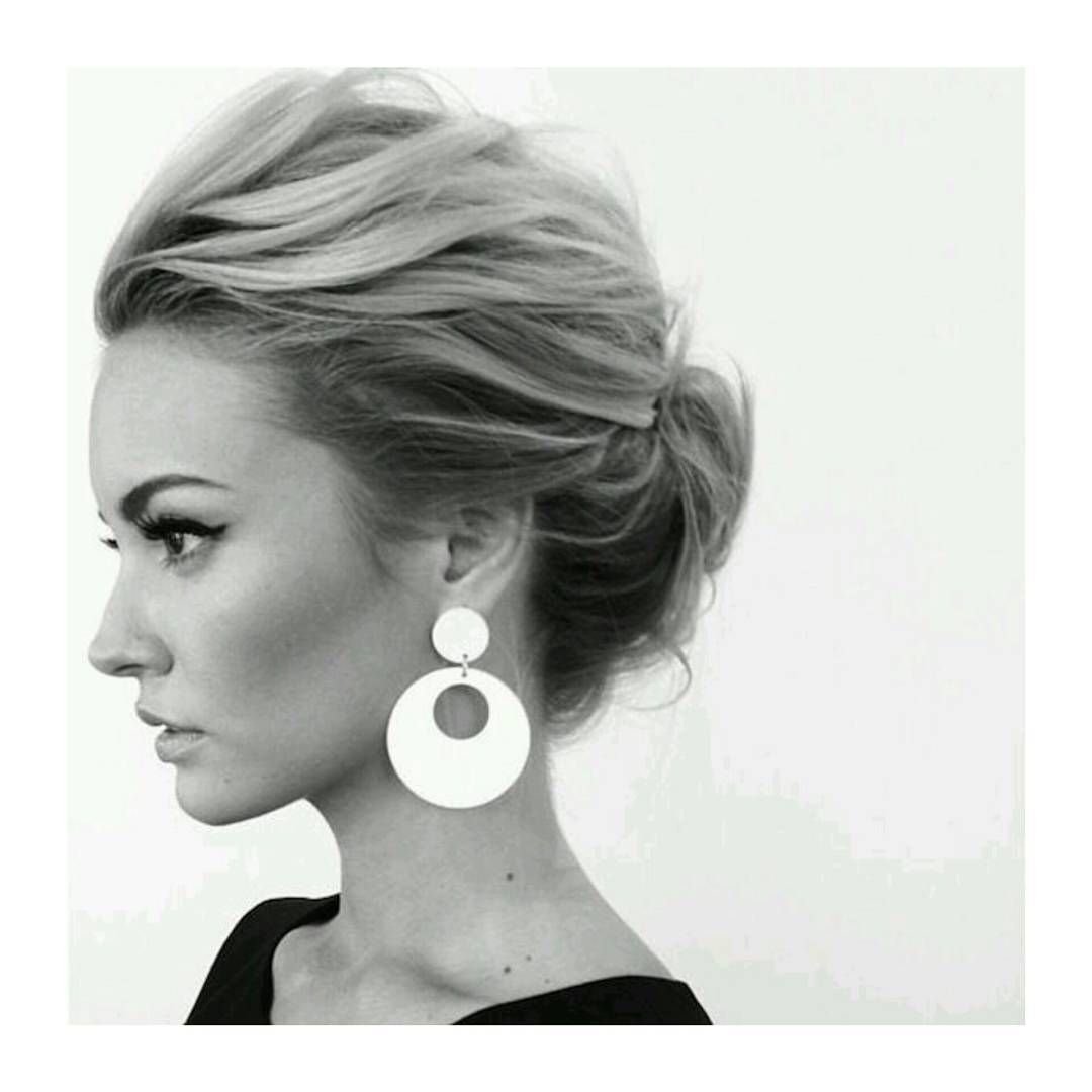 Пучок с начесом на длинные волосы