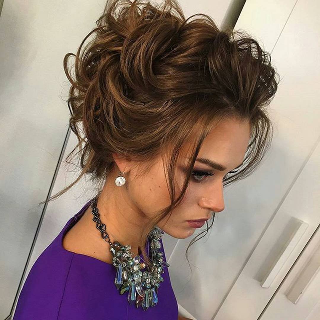 Стильный пучок на средние волосы