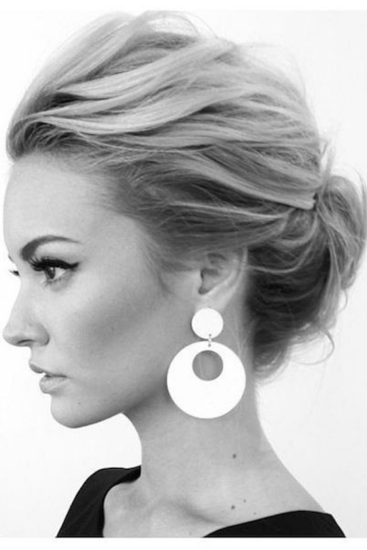 Укладка волос вверх средней длины