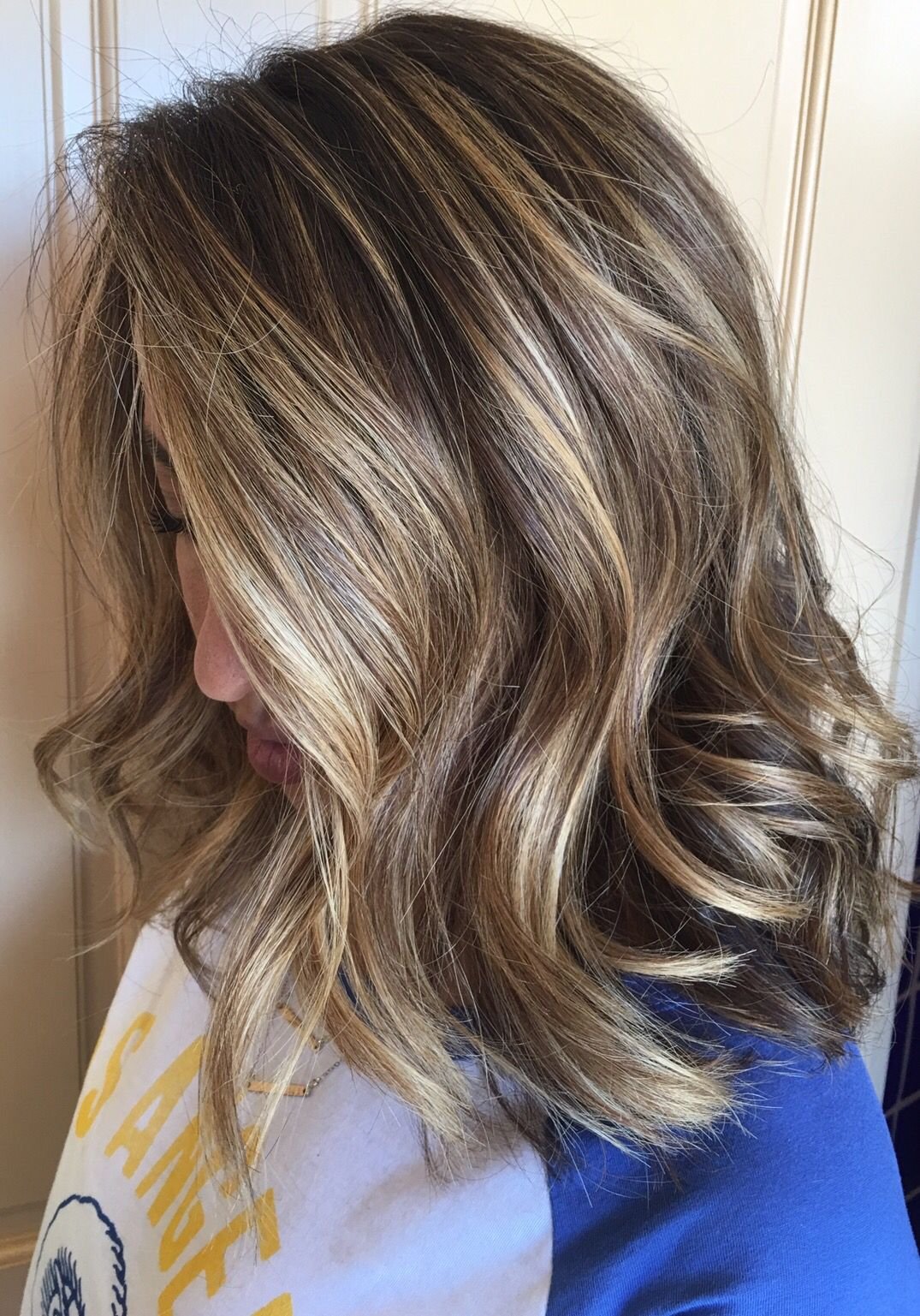 Частое мелкое мелирование на русые волосы