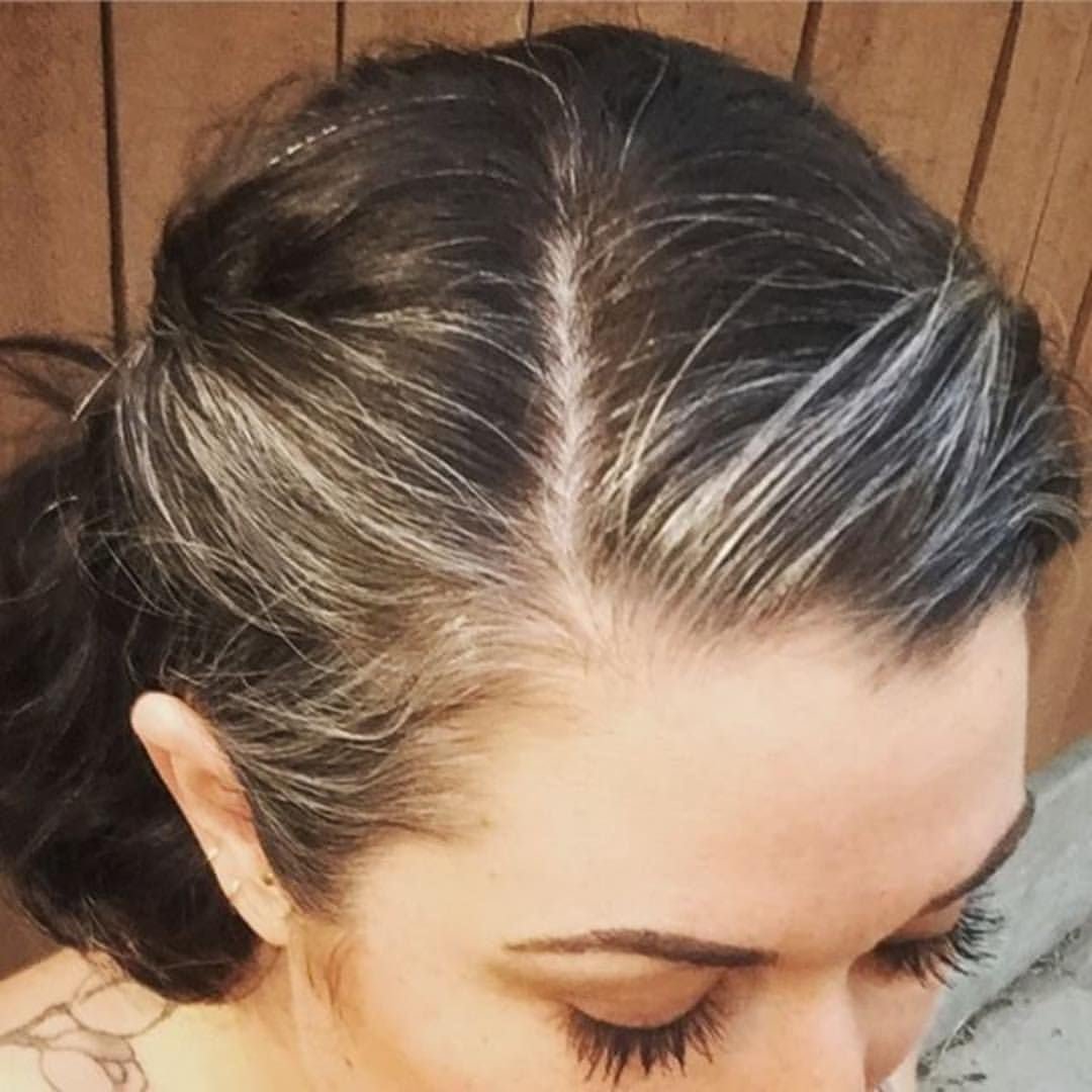 Седые корни на светлых волосах