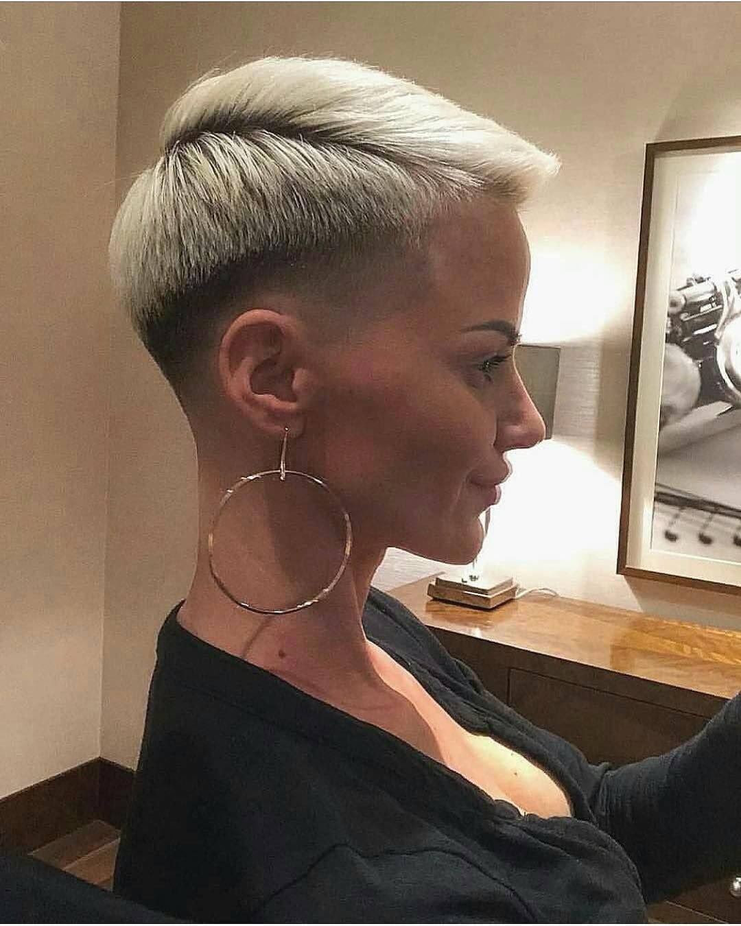 Короткие стрижки с выбритыми висками и затылком
