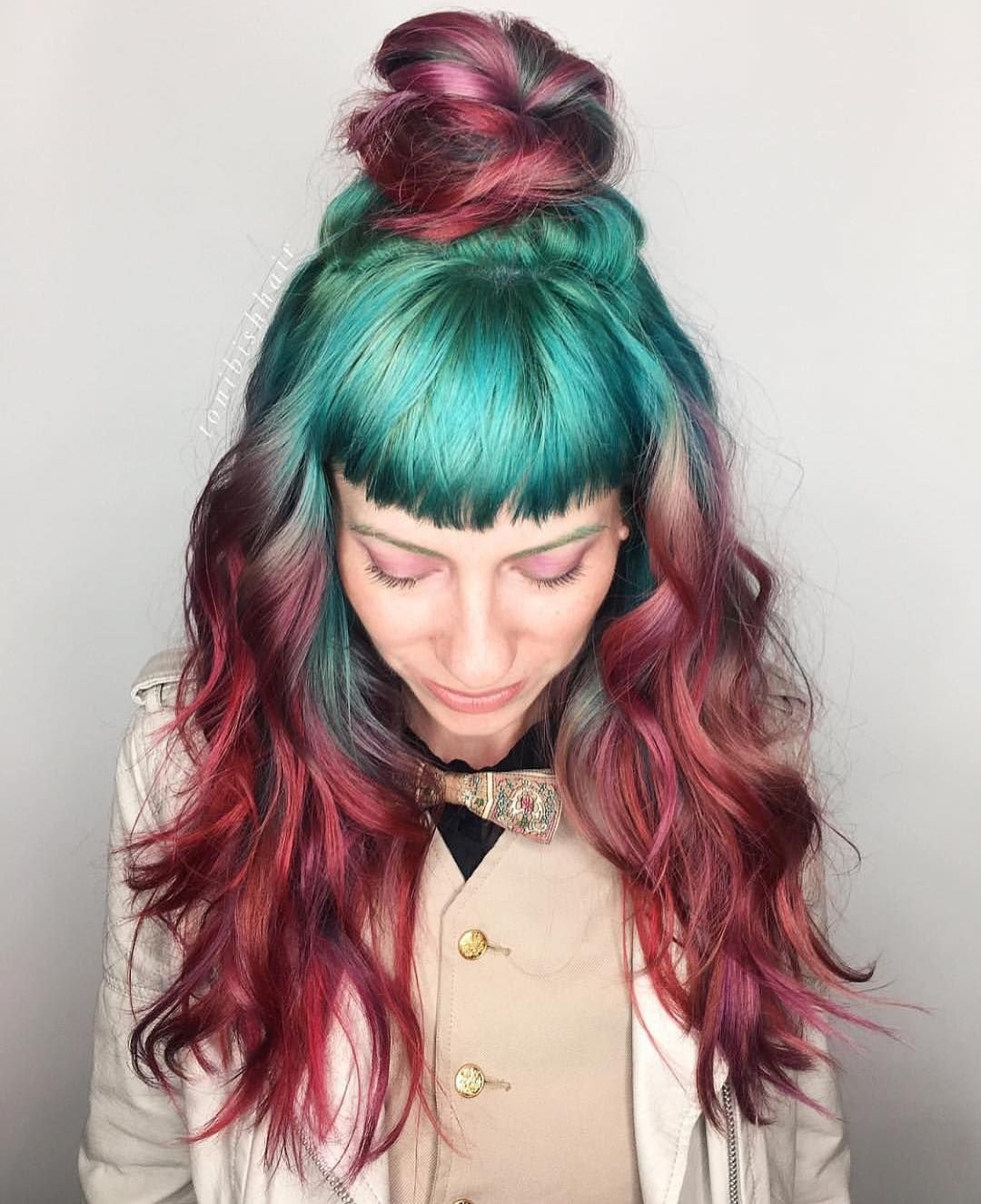 Рыжий с красными прядями