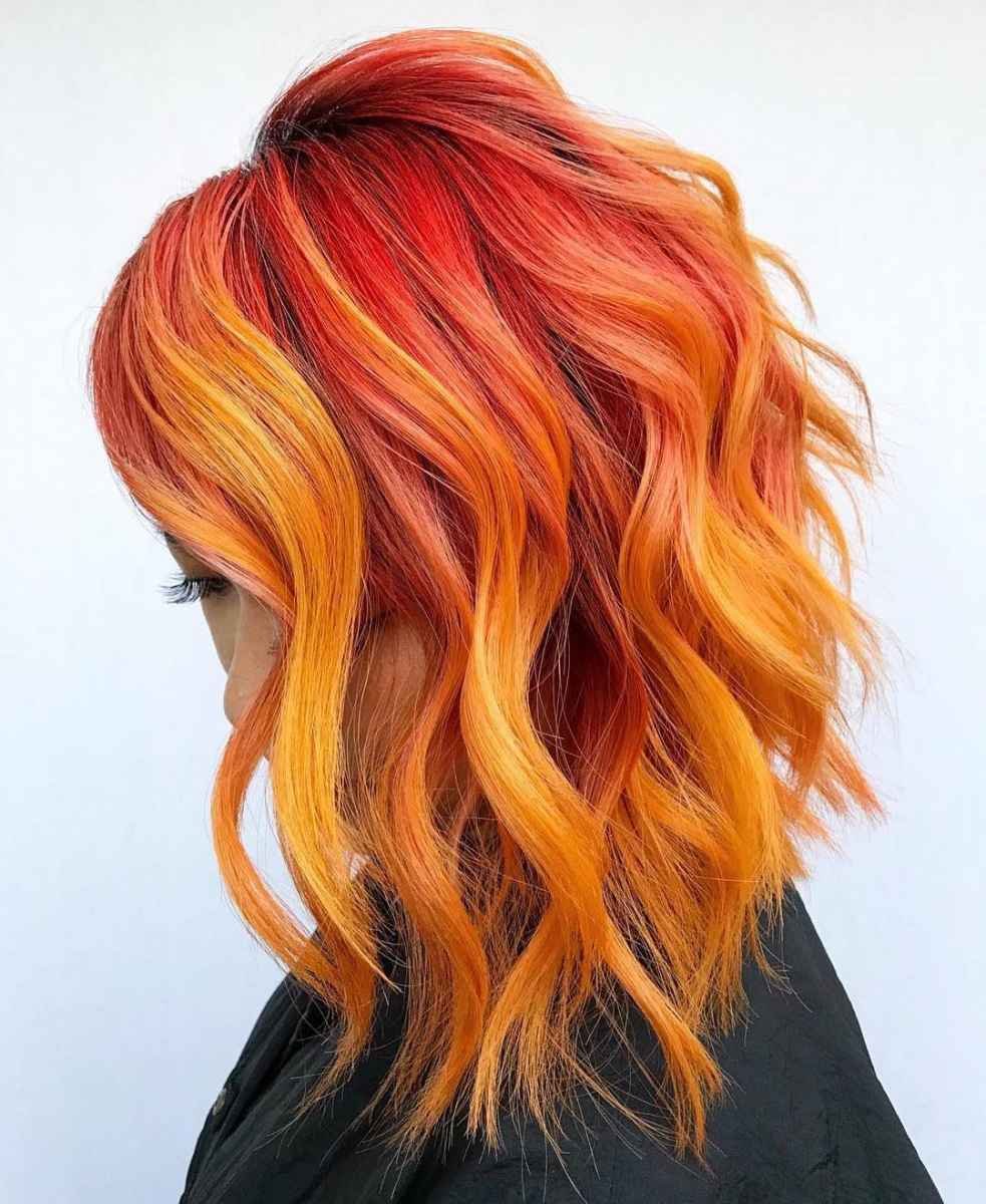 Рыжие волосы с зелеными прядями