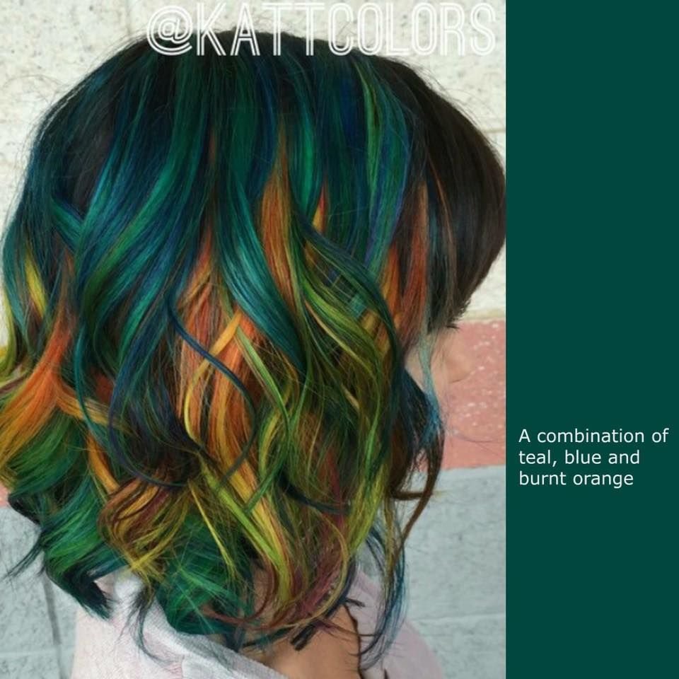 Голубые пряди на русых волосах