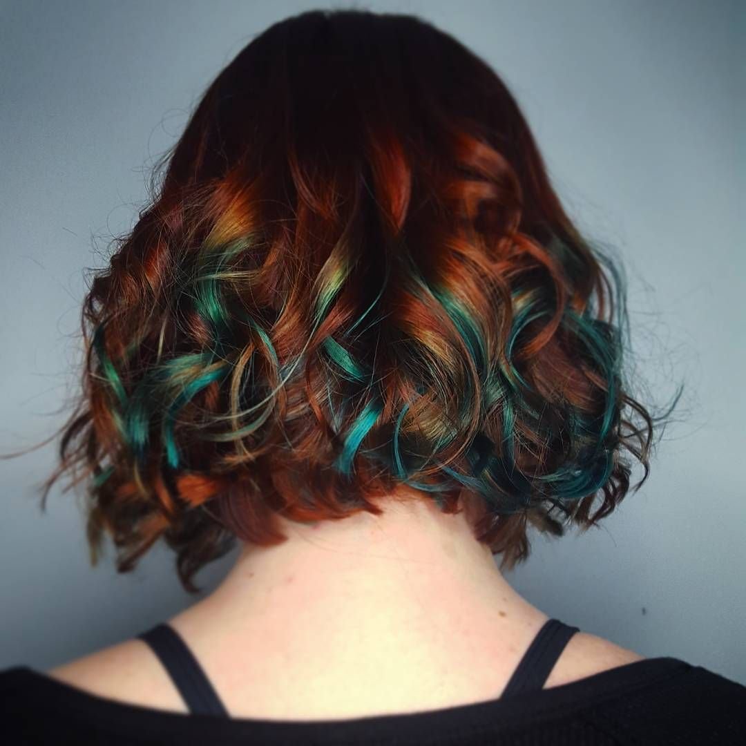 Красные волосы с синими прядями