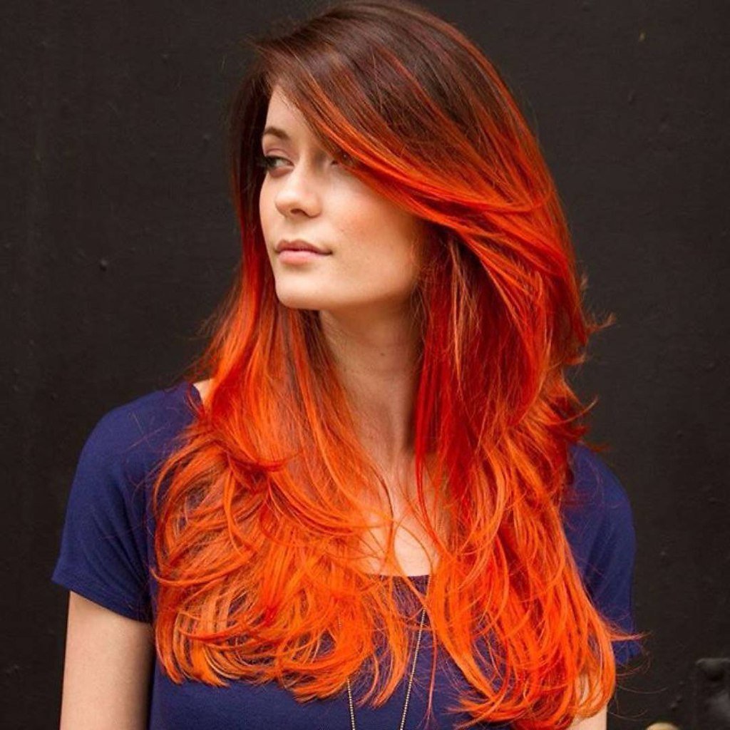 Рыжие волосы с разноцветными прядями