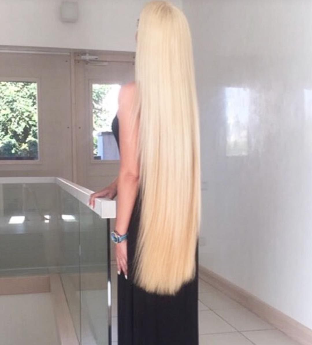 Волнистые пепельные волосы длинные нарощенные