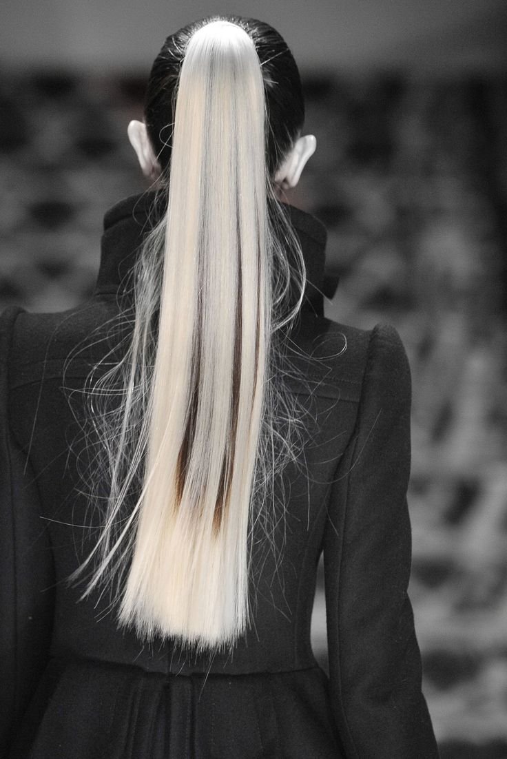 Девушка с длинными белыми волосами