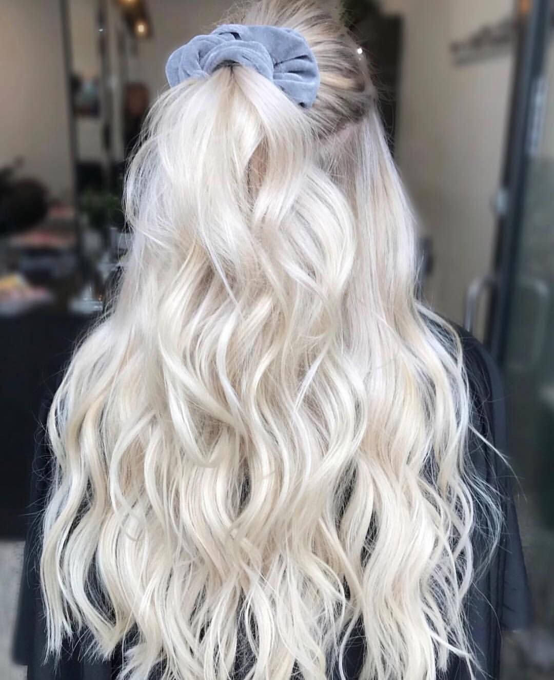 Блондинка с длинными волосами