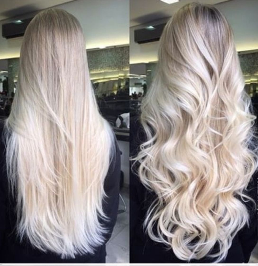 Блондинка с длинными волосами со спины