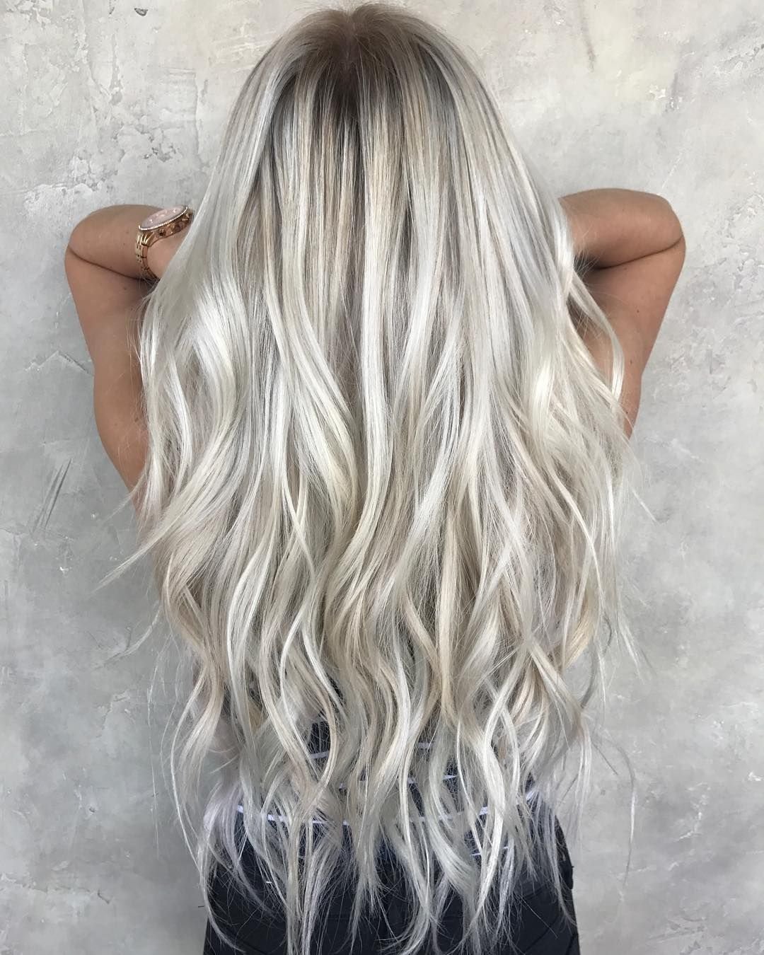 Блондинка с прямыми волосами