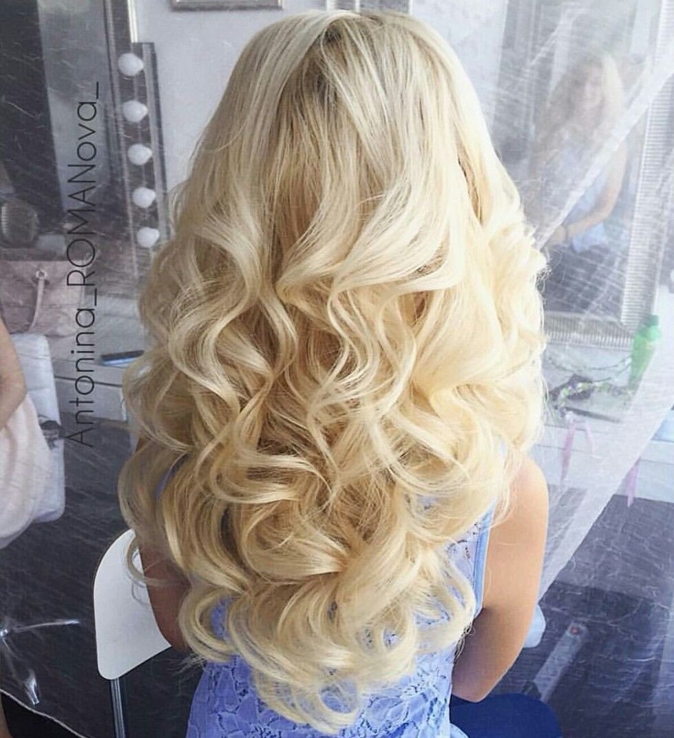 Блондинка с длинными волосами