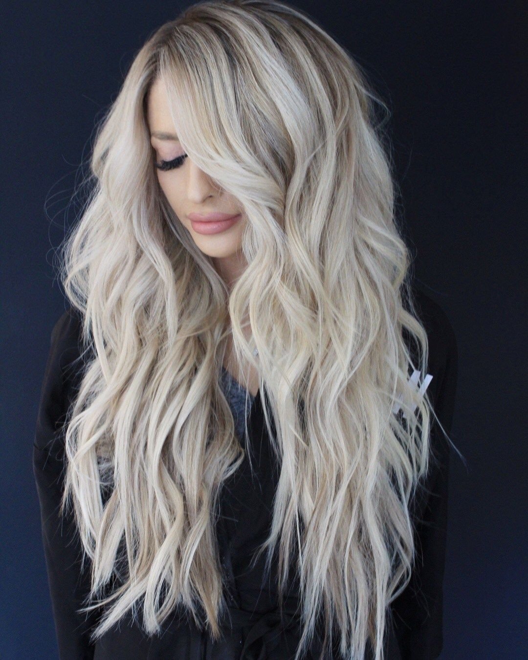 Стильная блондинка с длинными волосами