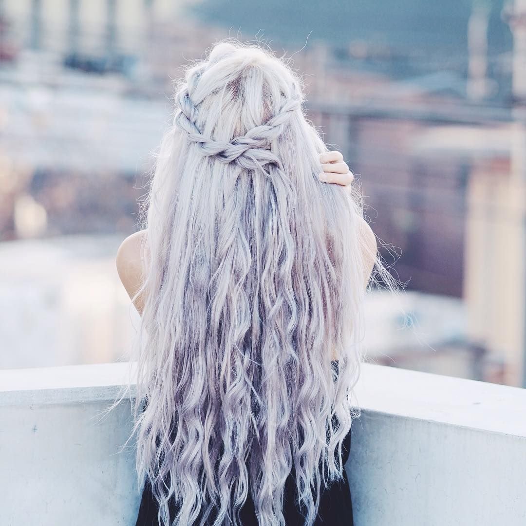 Длинные блондинистые волосы