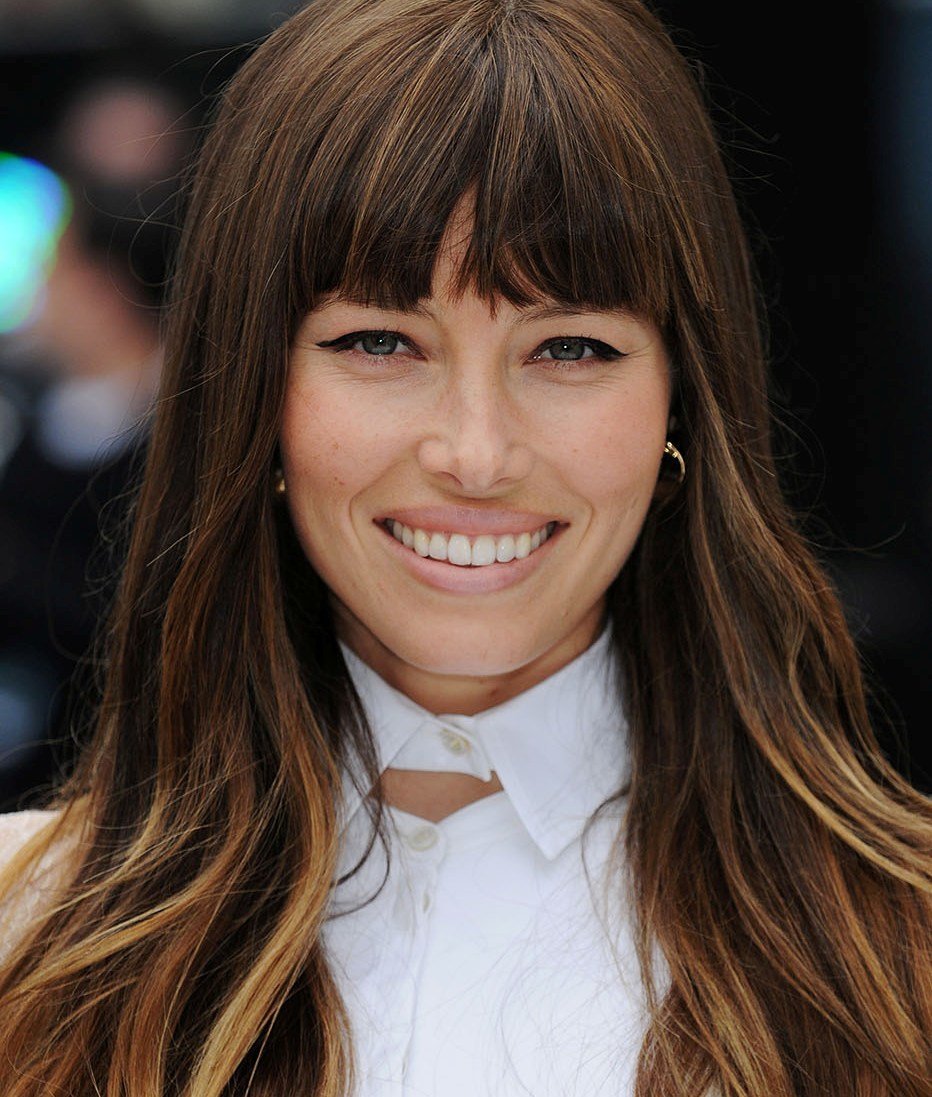 Jessica Biel прическа с челкой