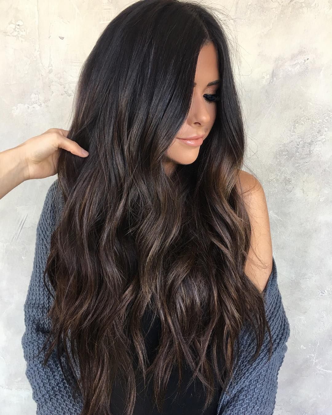 Длинные темные волосы