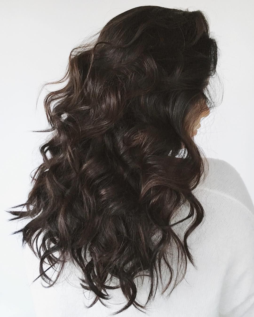 Красивые волнистые волосы темные длинные