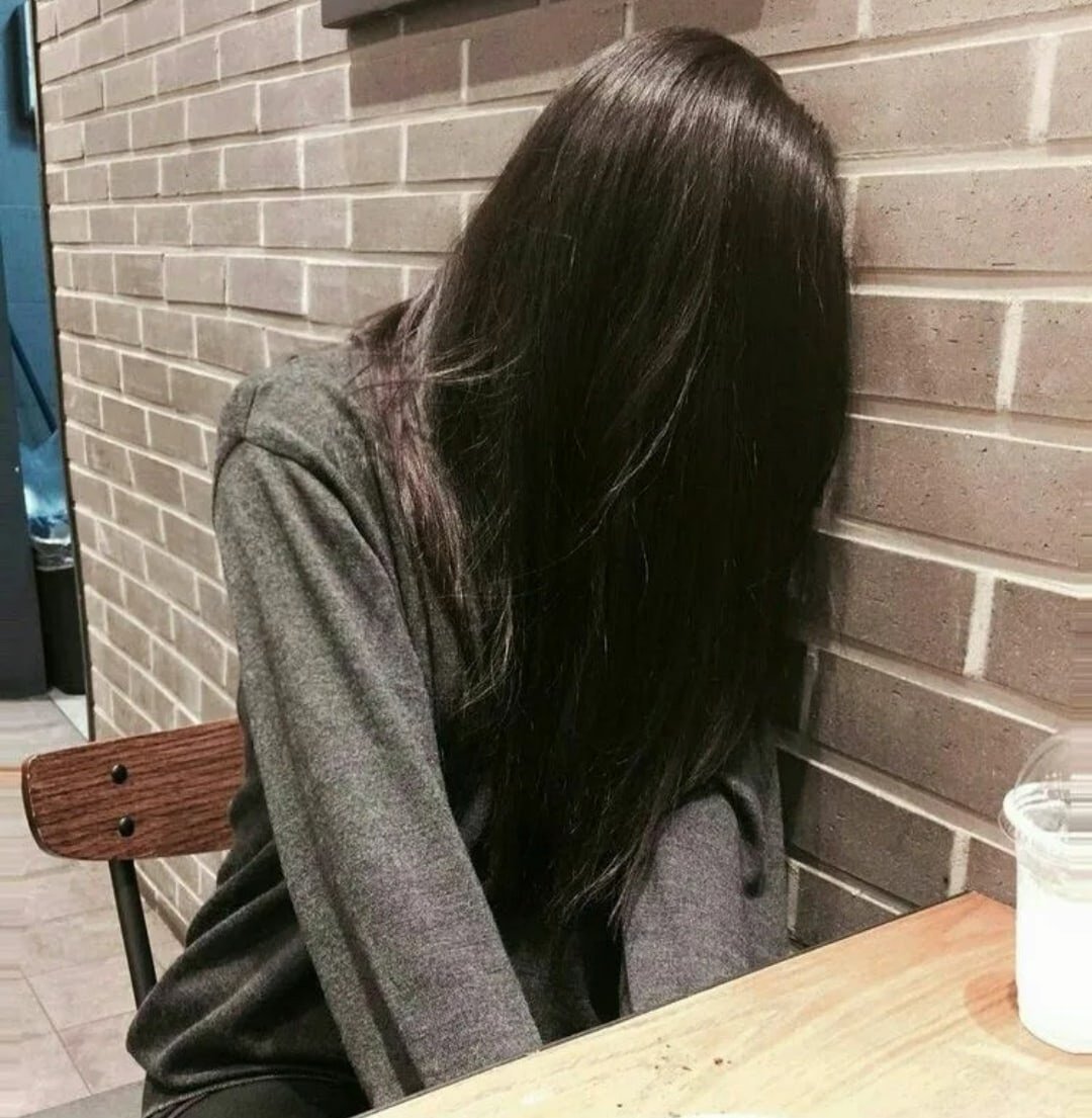 Подросток с темными волосами