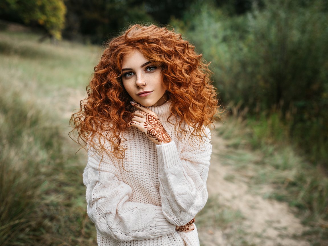 Девушка с рыжими кудрями