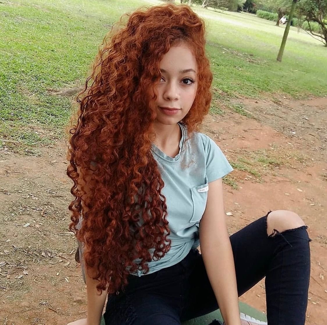 Подростки с кудрявыми волосами девушки