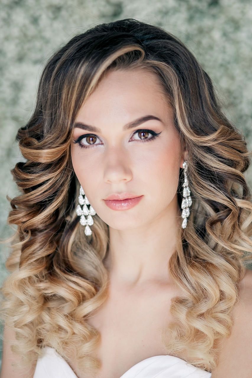 Причёски с кудрями на средние волосы