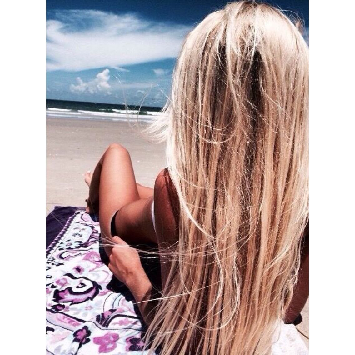 Девочка с светлыми волосами без лица