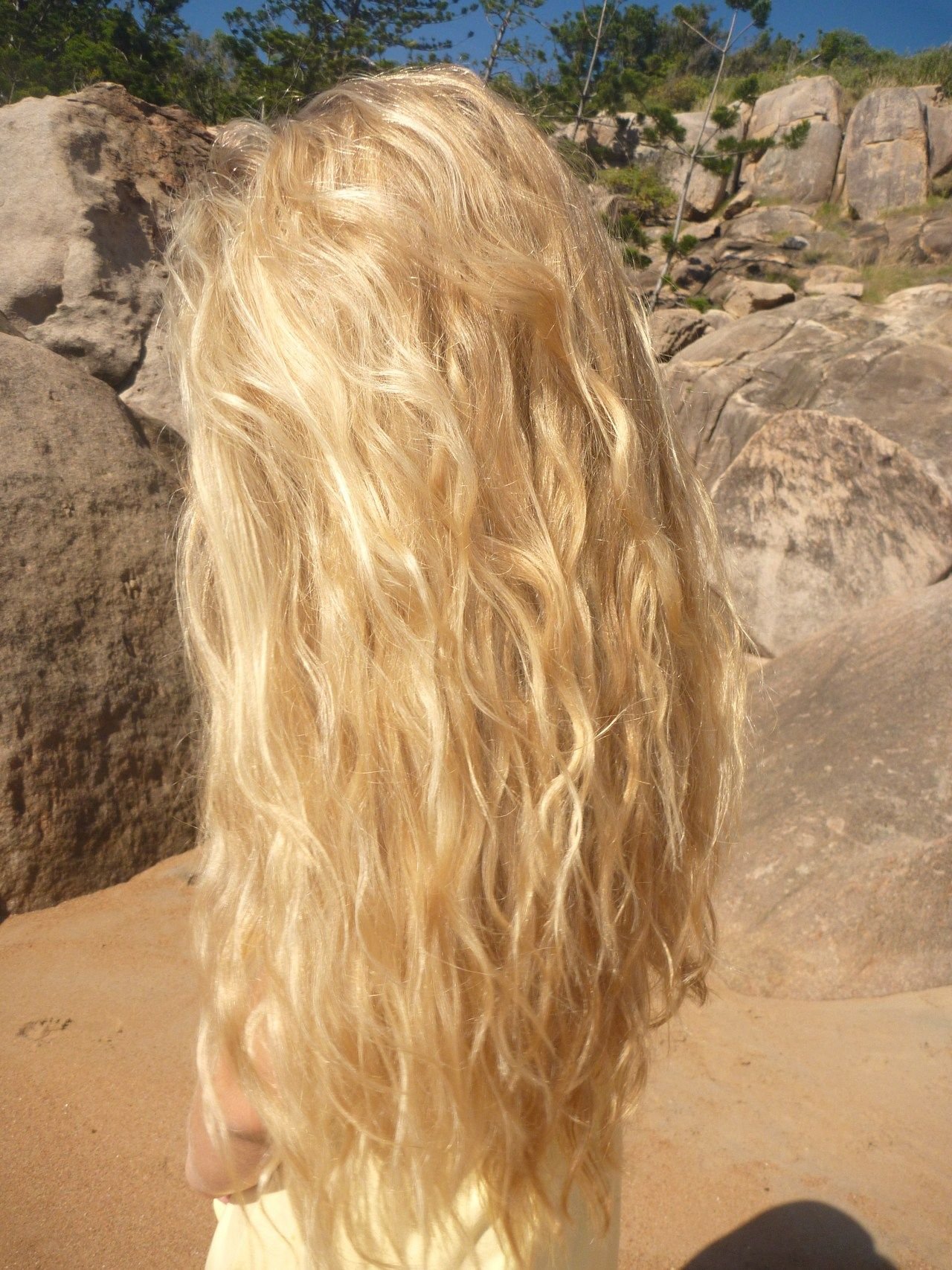Длинные вьющиеся блондинистые волосы