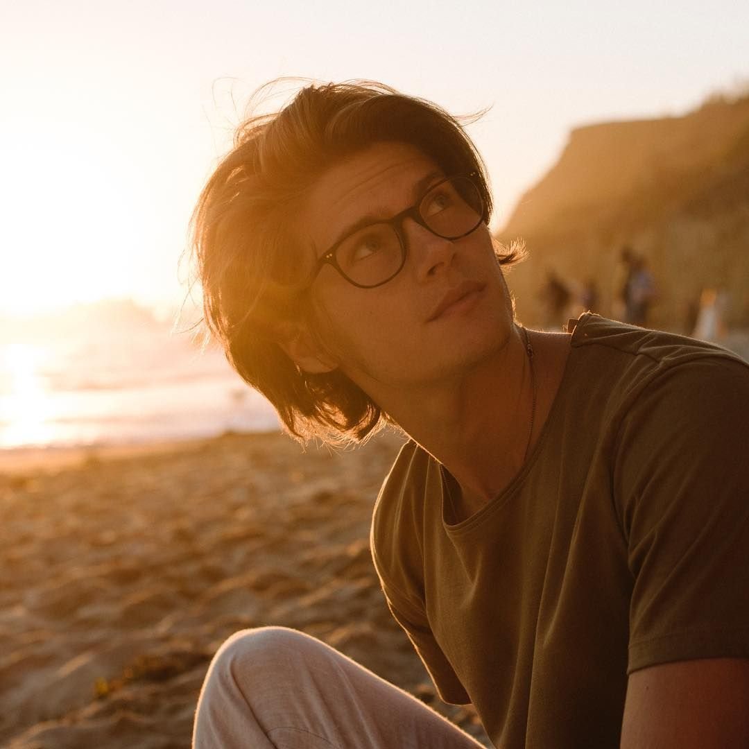 Парень брюнет в очках